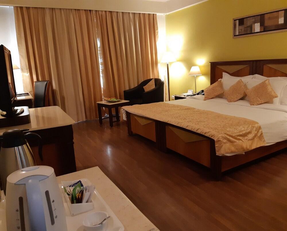 The Piccadily Hotell Lucknow Exteriör bild