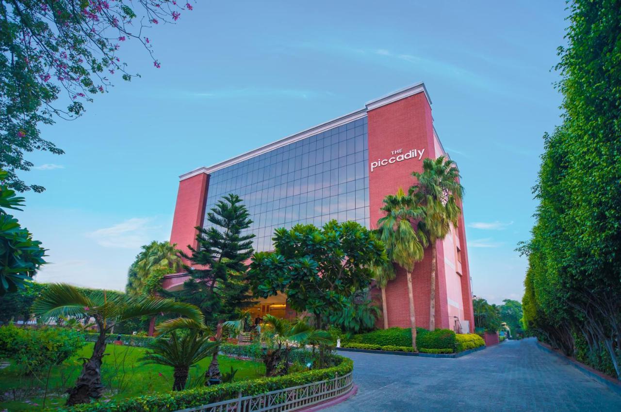 The Piccadily Hotell Lucknow Exteriör bild