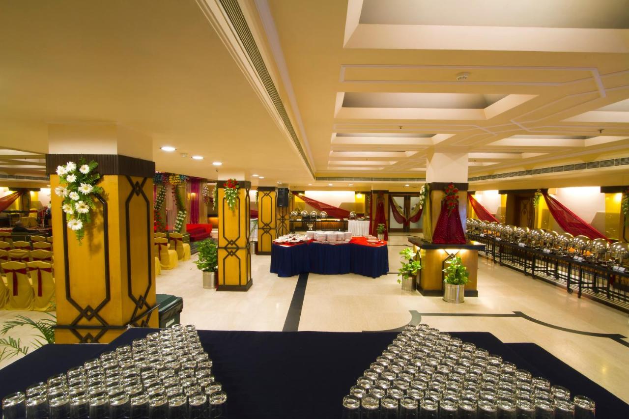 The Piccadily Hotell Lucknow Exteriör bild