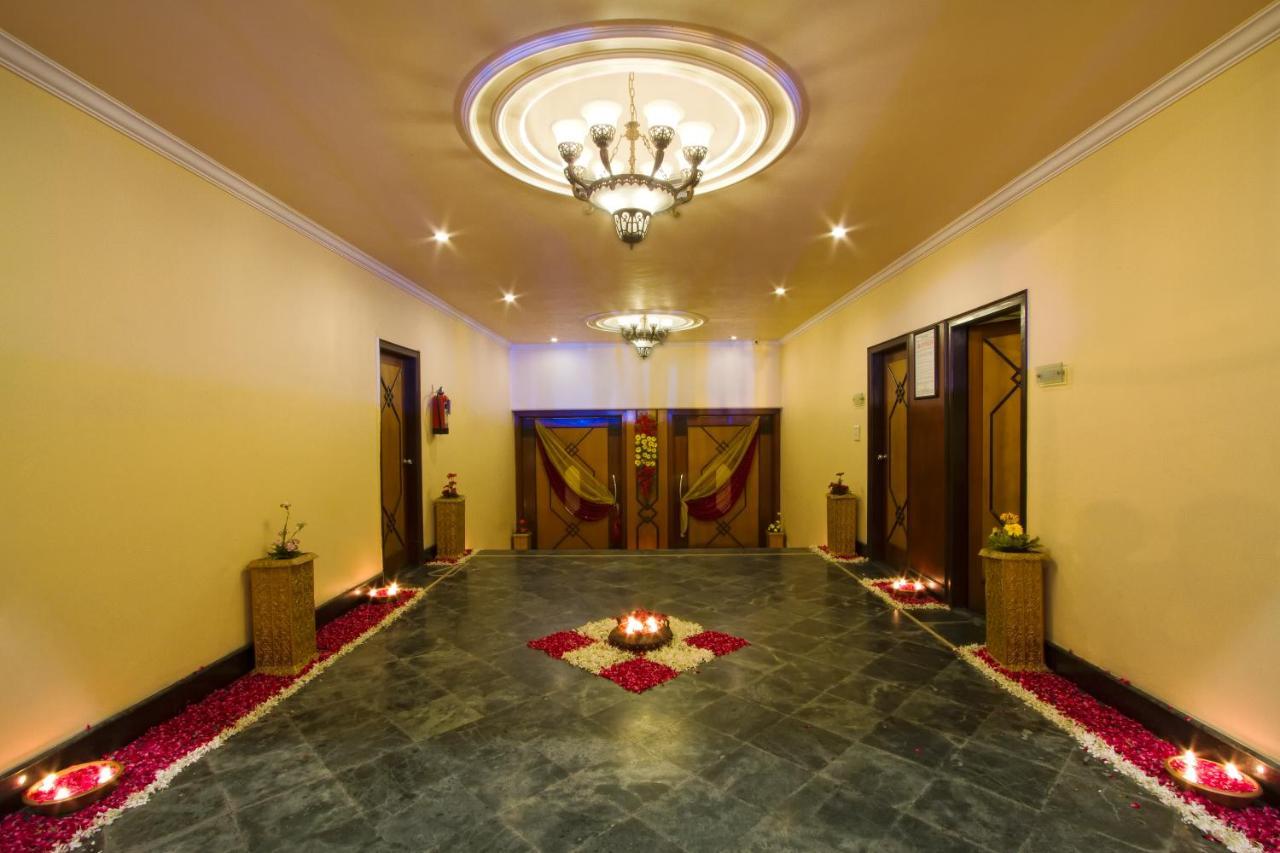 The Piccadily Hotell Lucknow Exteriör bild