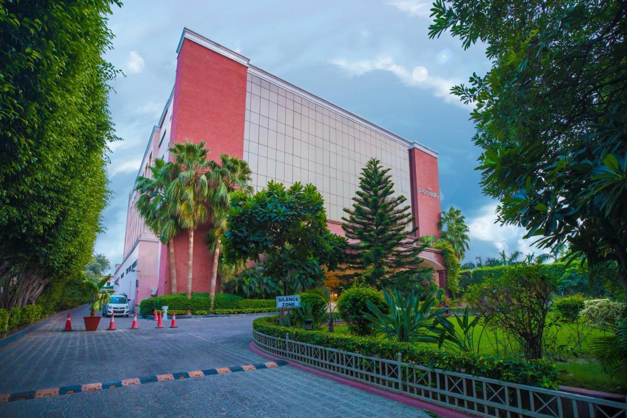 The Piccadily Hotell Lucknow Exteriör bild