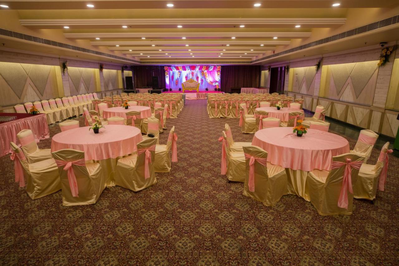 The Piccadily Hotell Lucknow Exteriör bild