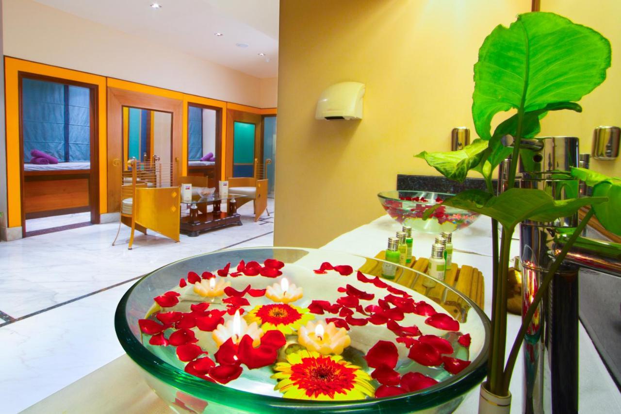 The Piccadily Hotell Lucknow Exteriör bild