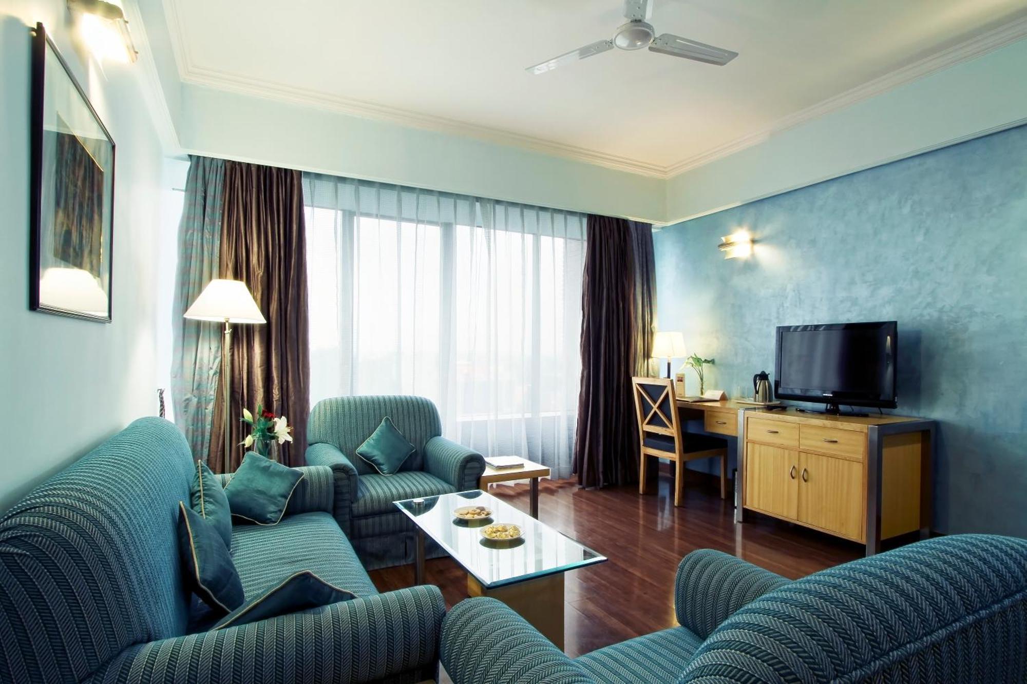 The Piccadily Hotell Lucknow Exteriör bild