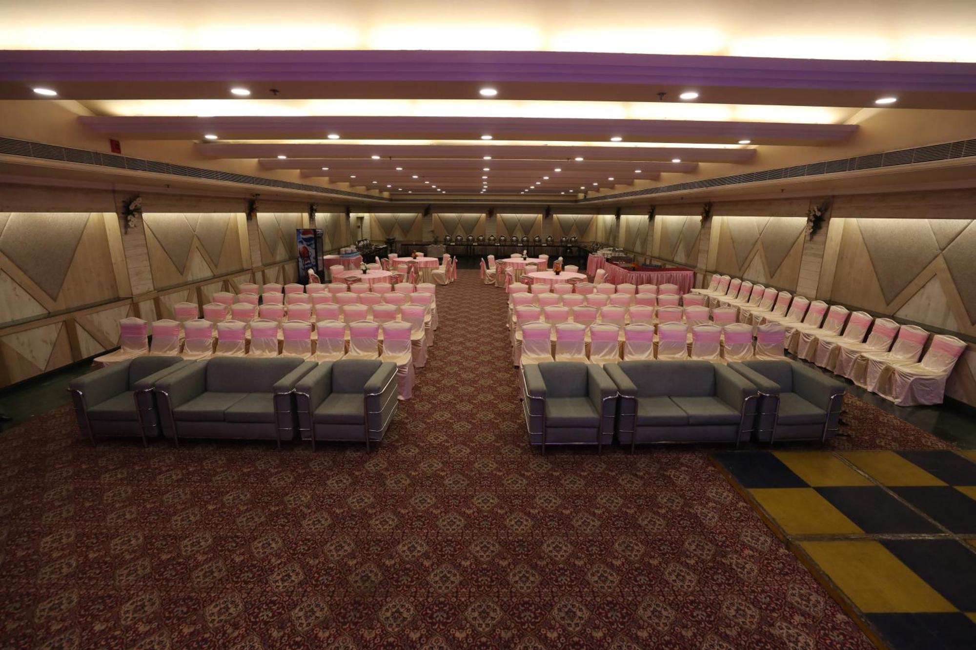 The Piccadily Hotell Lucknow Exteriör bild