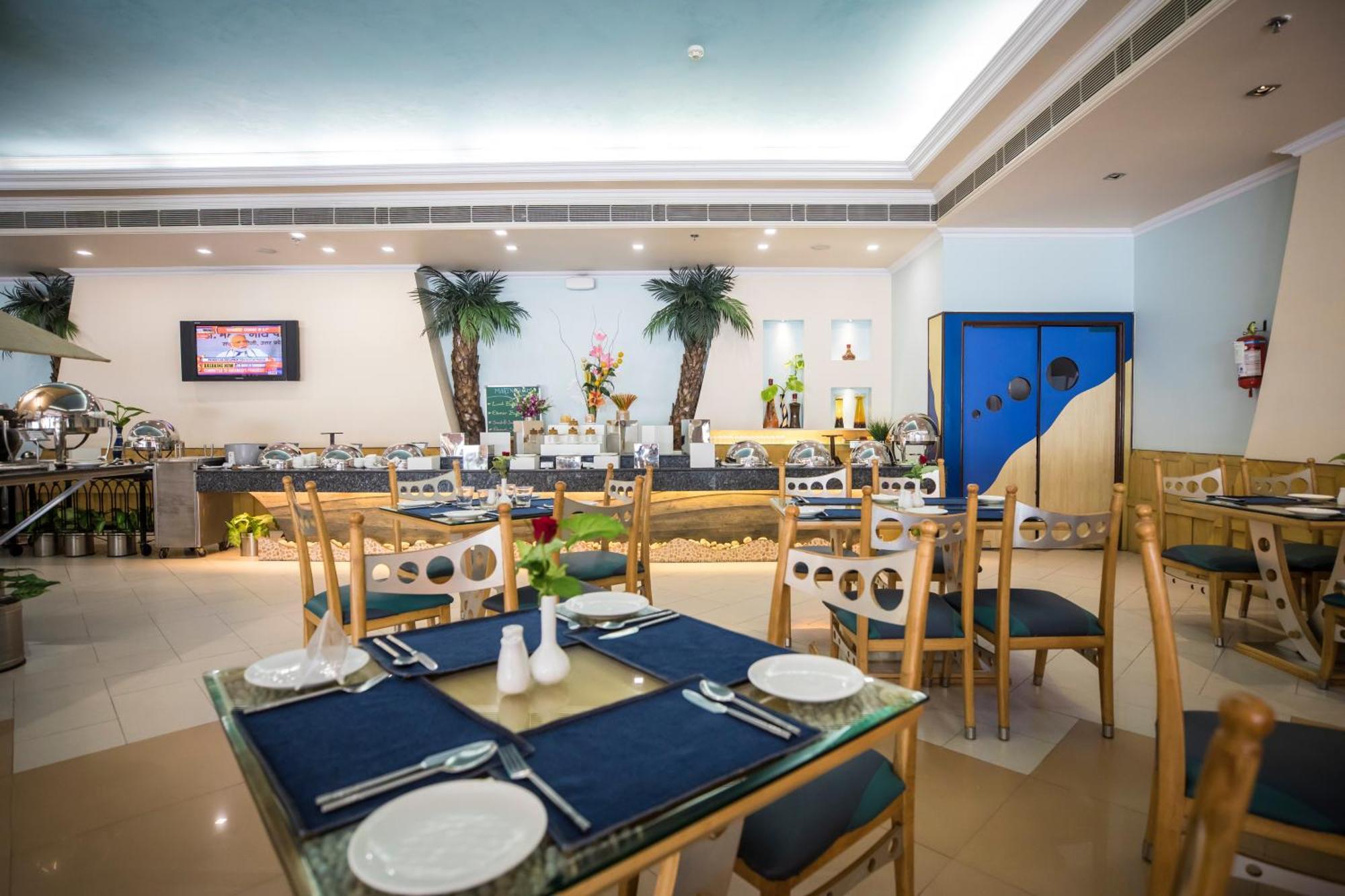 The Piccadily Hotell Lucknow Exteriör bild