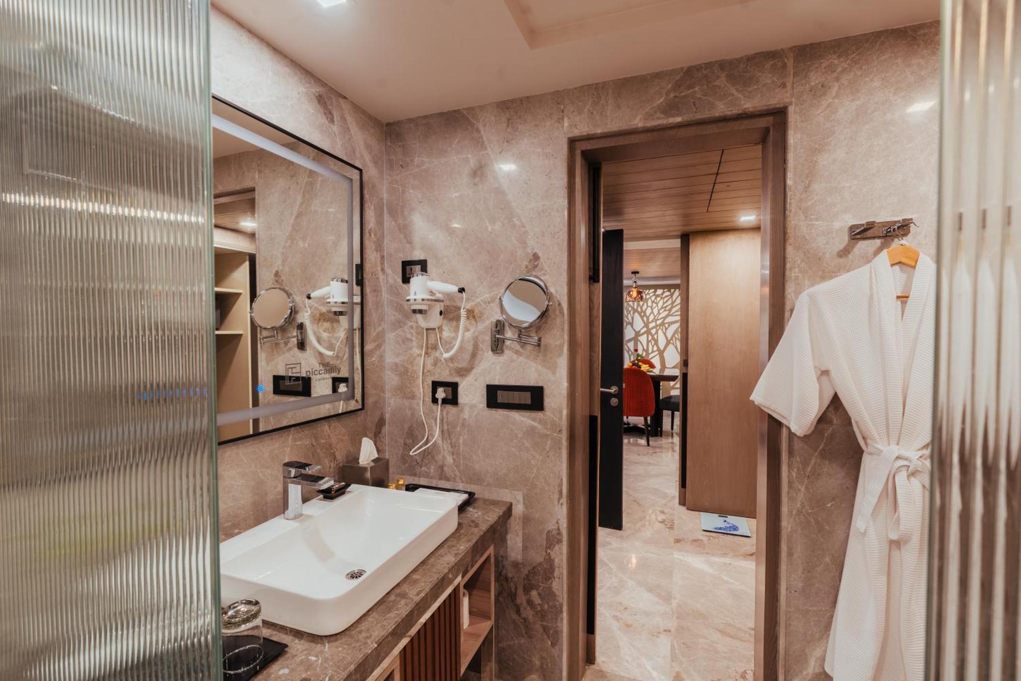 The Piccadily Hotell Lucknow Exteriör bild