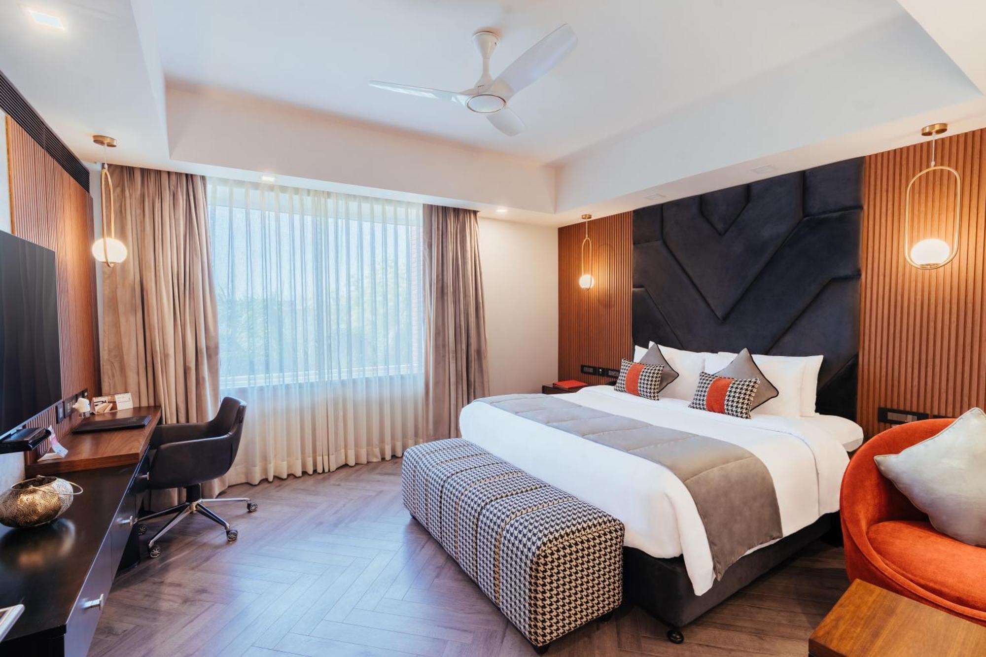 The Piccadily Hotell Lucknow Exteriör bild