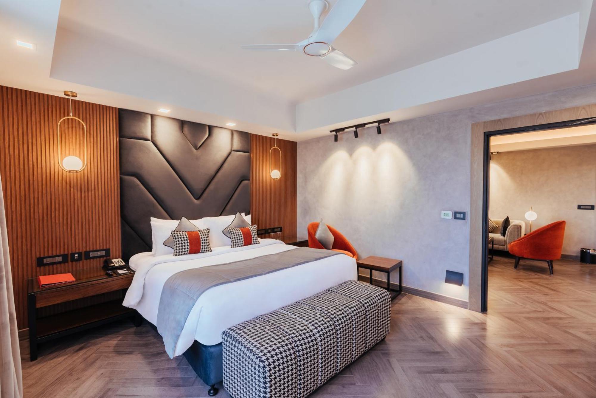 The Piccadily Hotell Lucknow Exteriör bild