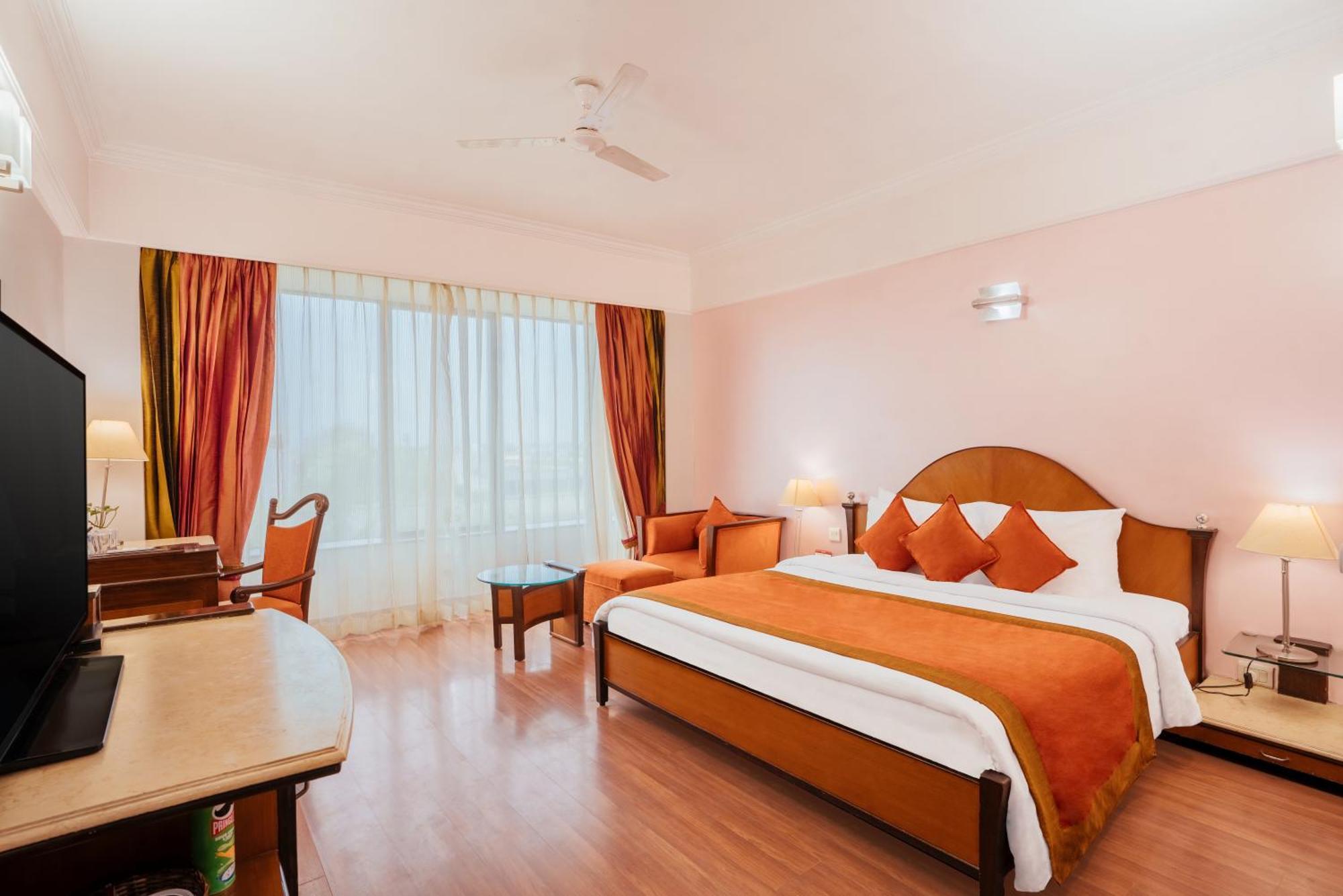 The Piccadily Hotell Lucknow Exteriör bild
