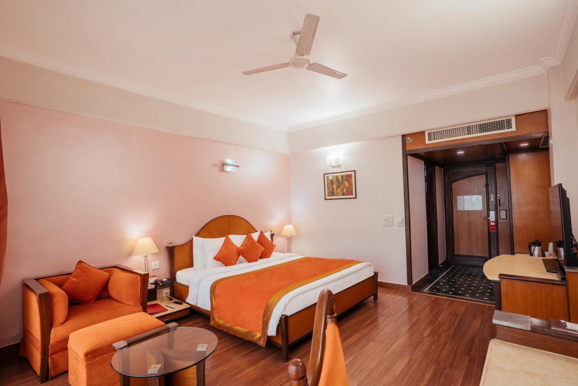 The Piccadily Hotell Lucknow Exteriör bild