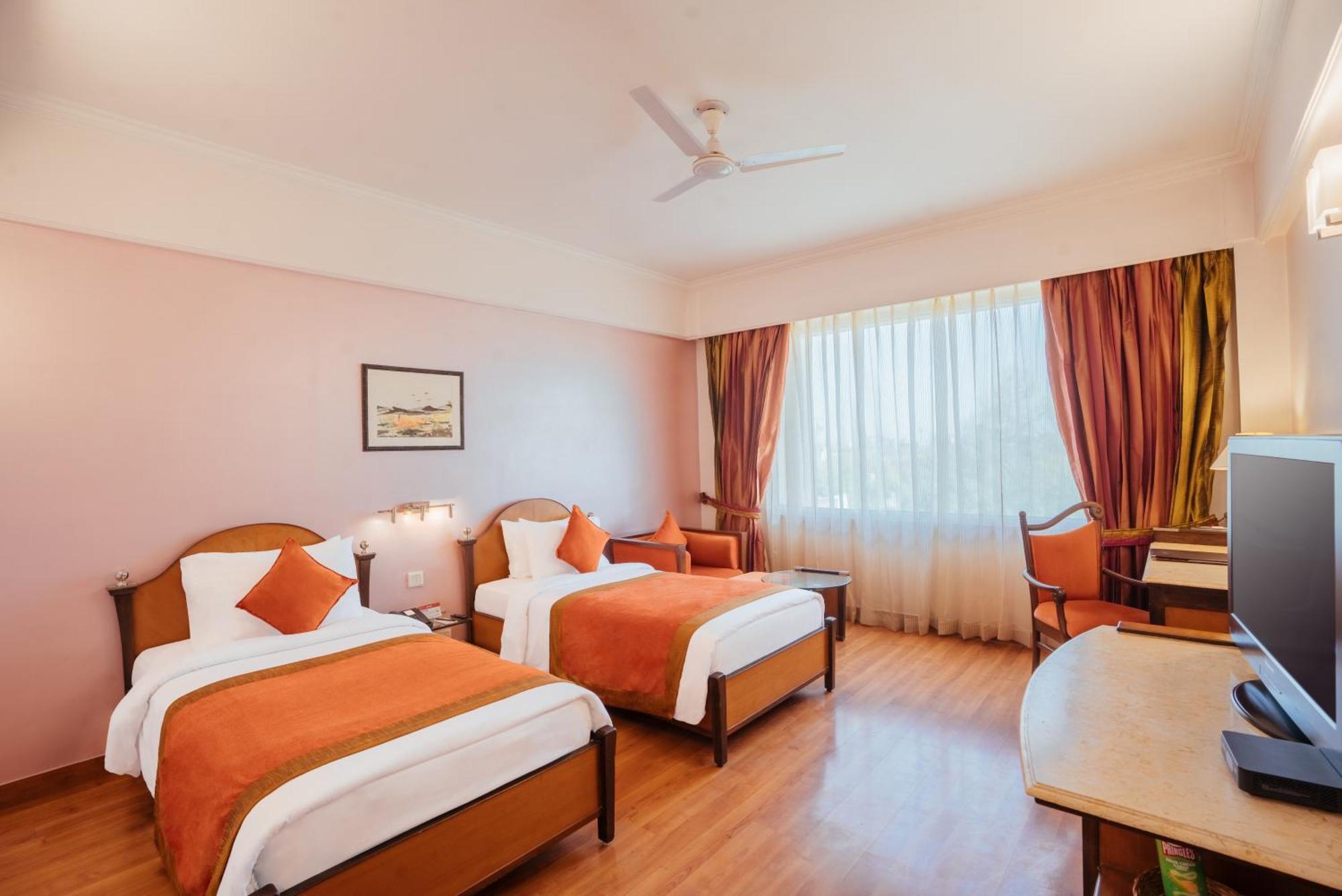 The Piccadily Hotell Lucknow Exteriör bild