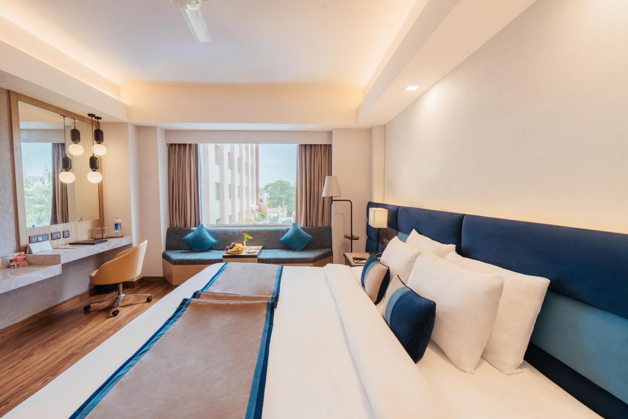 The Piccadily Hotell Lucknow Exteriör bild