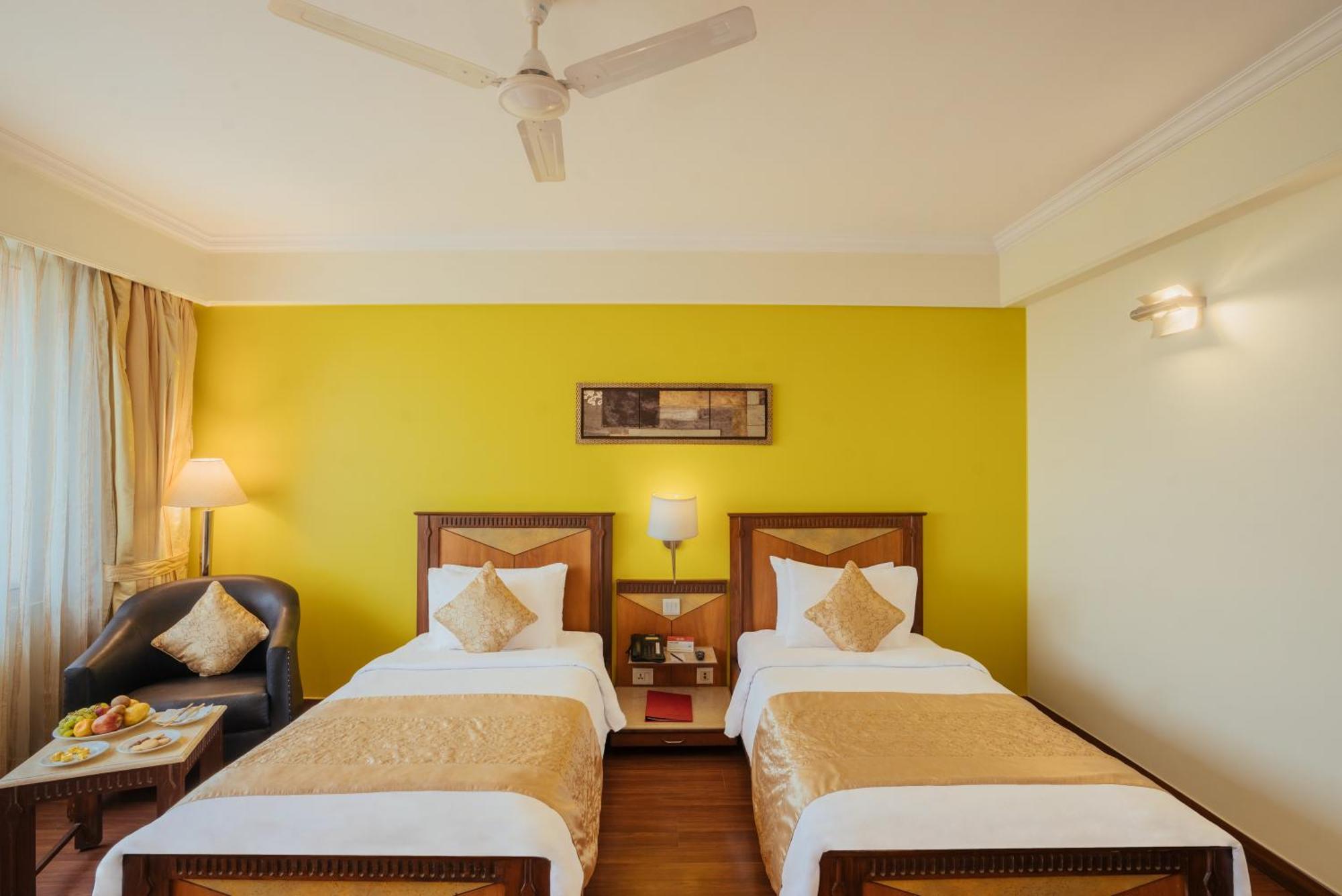 The Piccadily Hotell Lucknow Exteriör bild