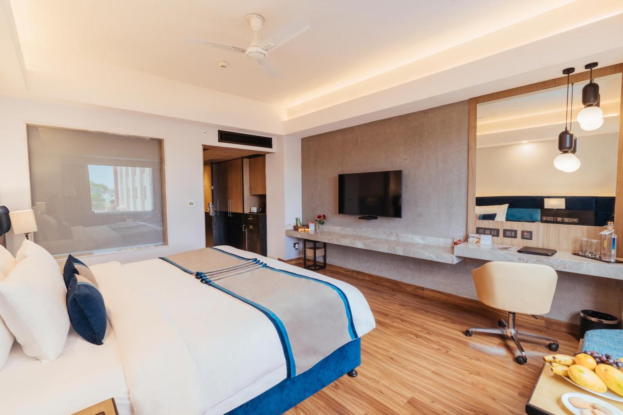 The Piccadily Hotell Lucknow Exteriör bild
