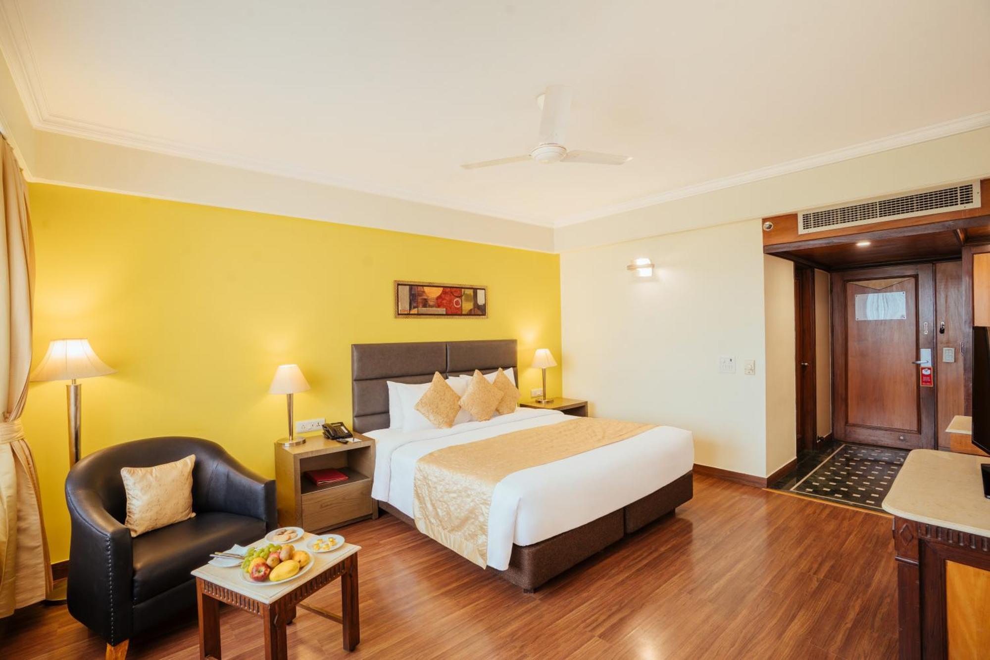 The Piccadily Hotell Lucknow Exteriör bild