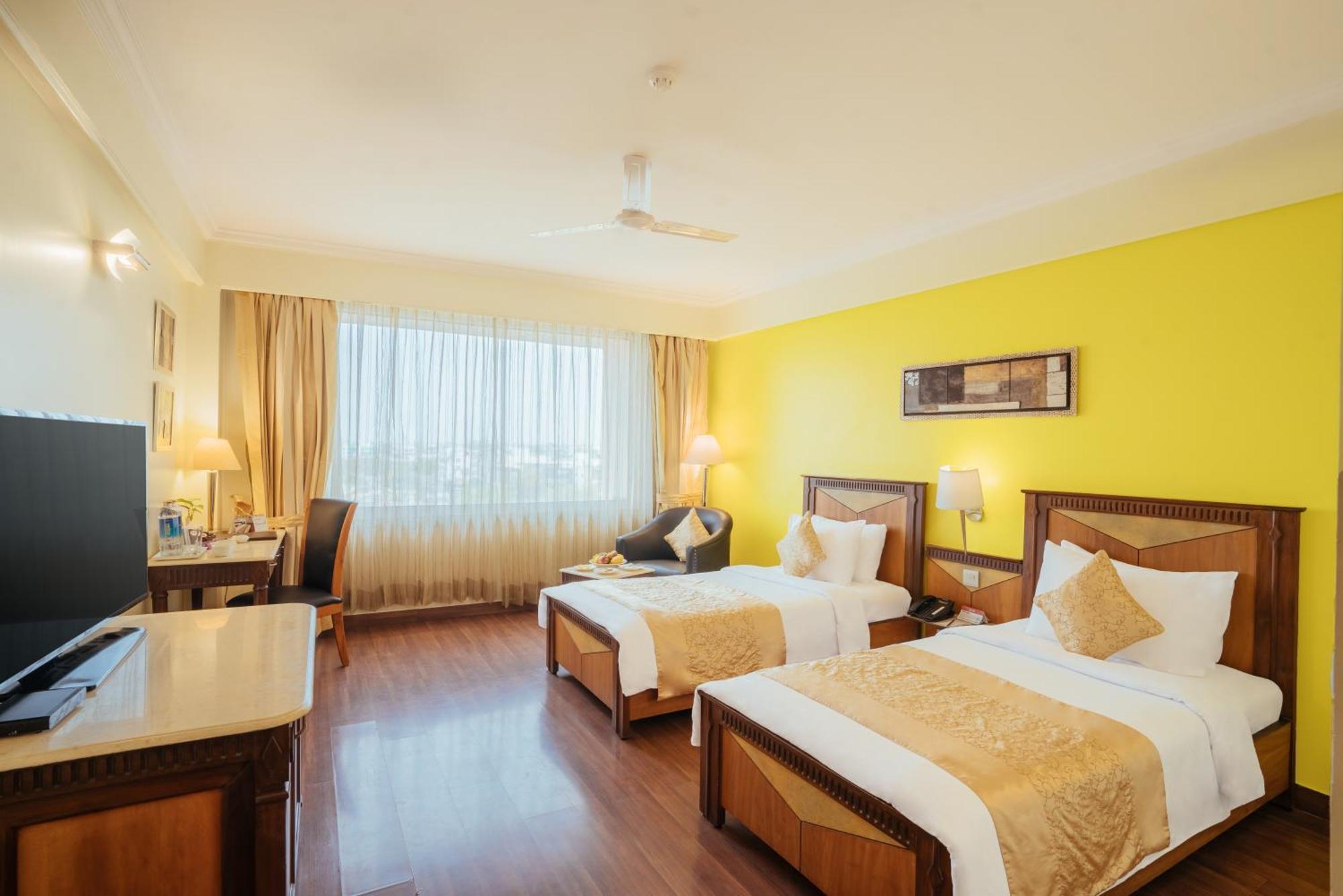 The Piccadily Hotell Lucknow Exteriör bild