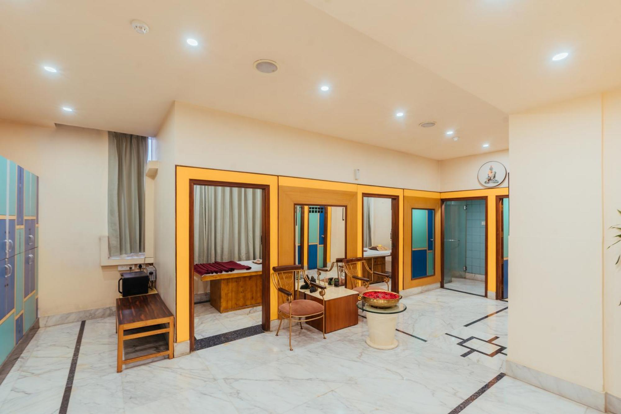 The Piccadily Hotell Lucknow Exteriör bild