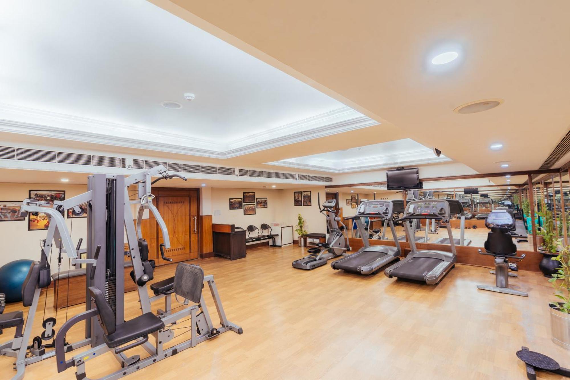 The Piccadily Hotell Lucknow Exteriör bild