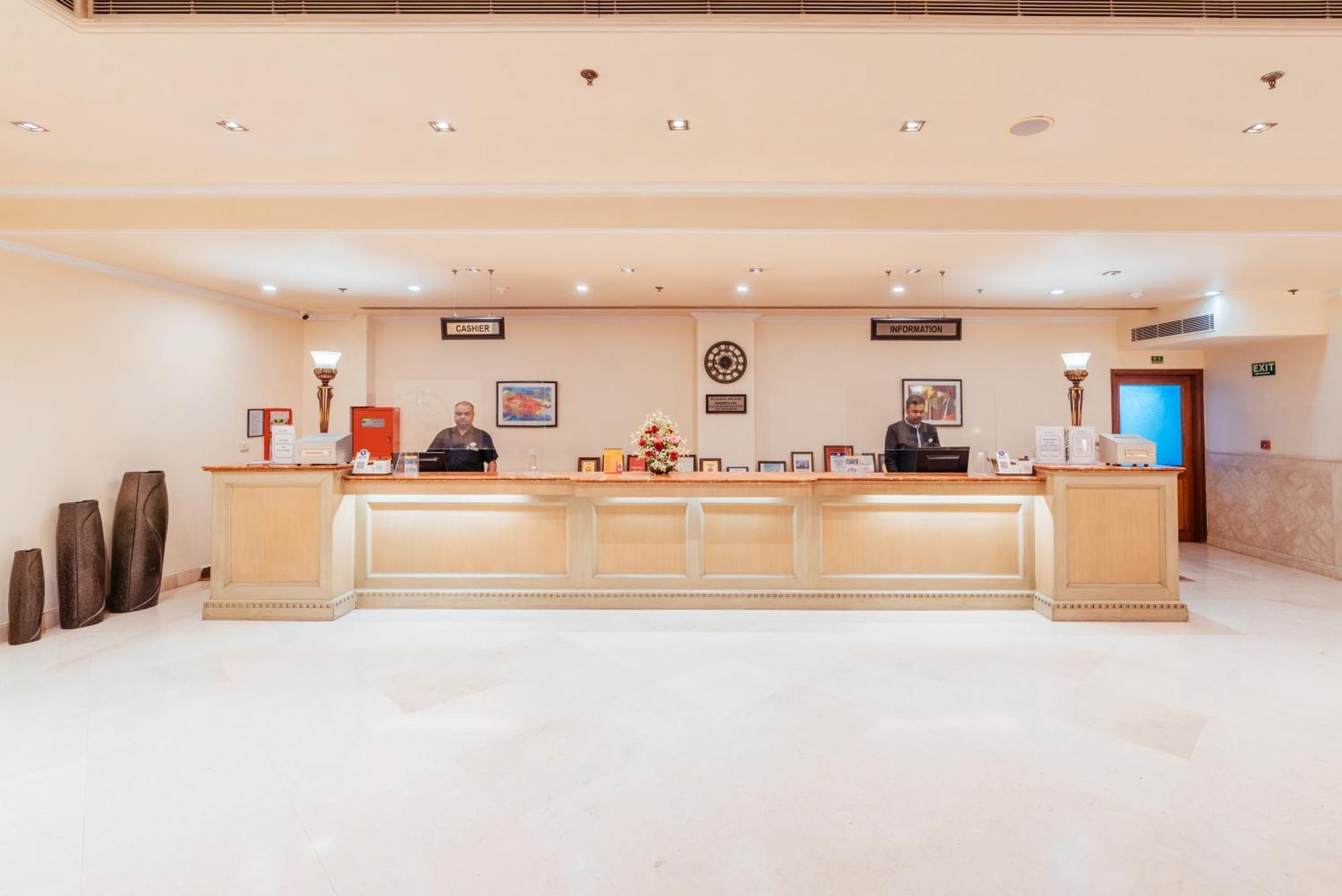 The Piccadily Hotell Lucknow Exteriör bild